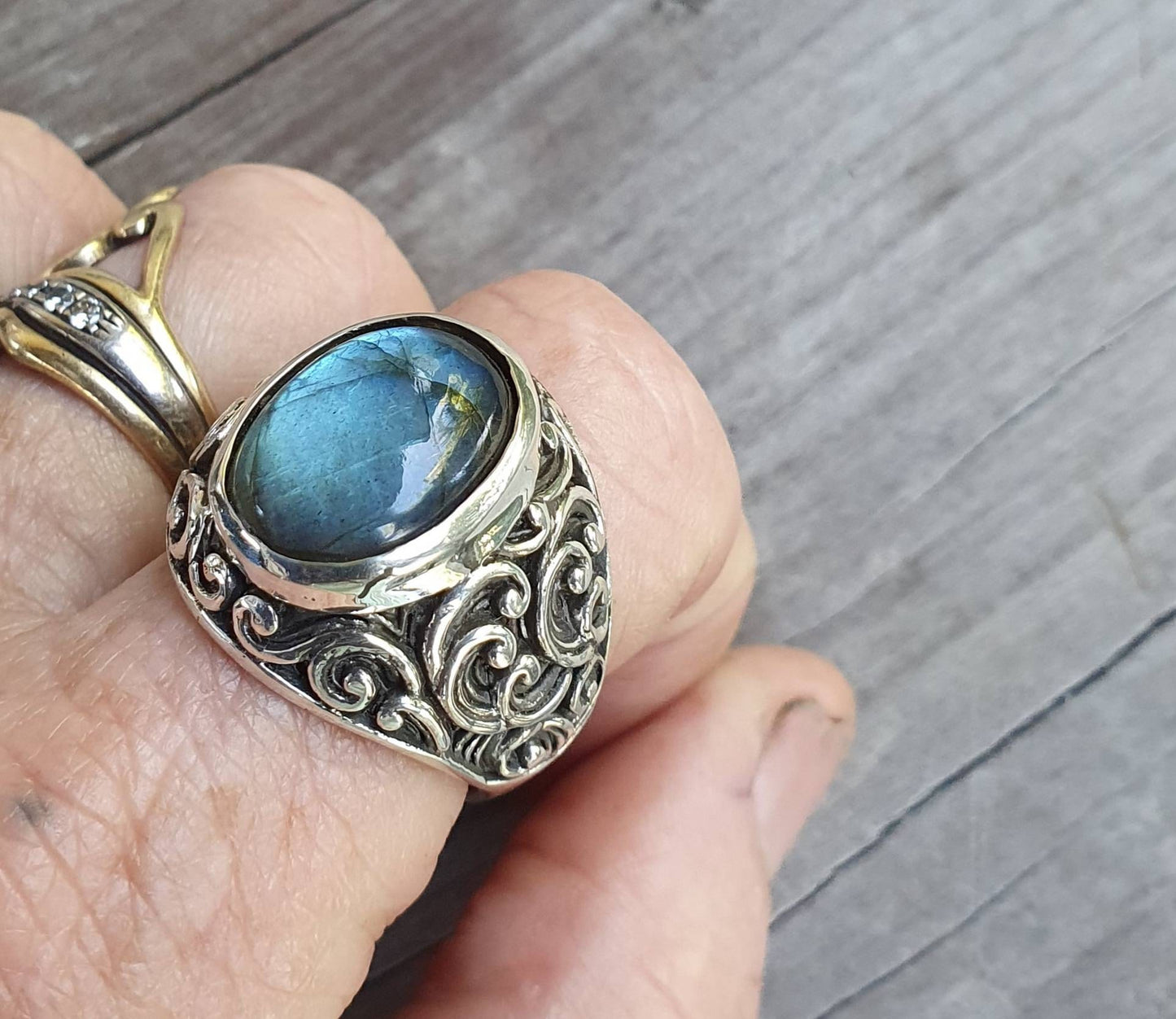 Labradorite chunky ring,sterling silver,beautiful scroll sides,vintage style,Japanese style waves,baroque,mens fashion,boho,