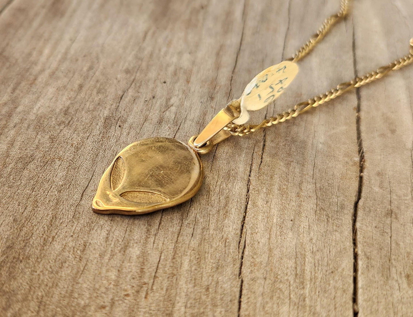 9k Alien pendant,solid 9ct gold,ufo,grey man,