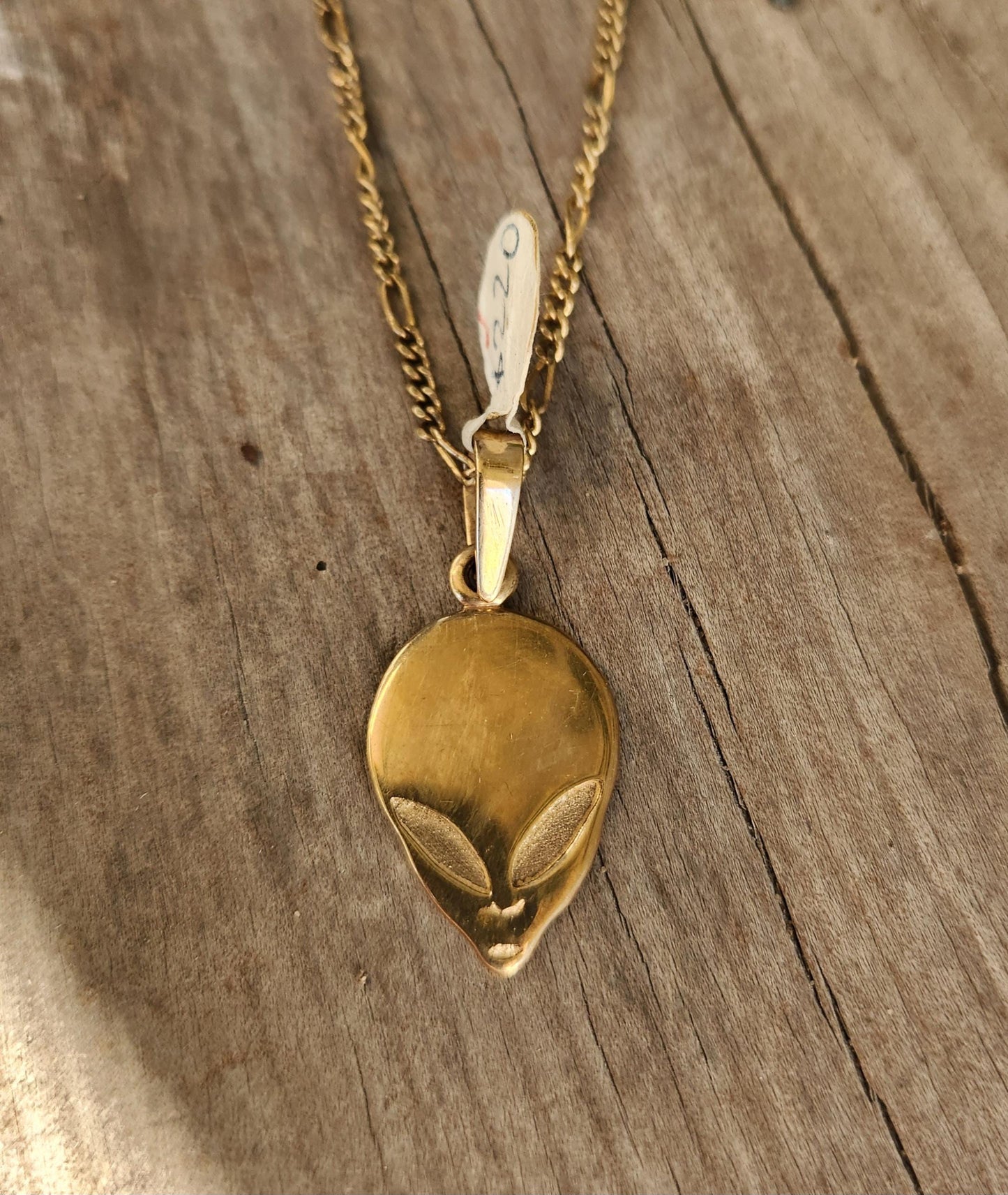 9k Alien pendant,solid 9ct gold,ufo,grey man,