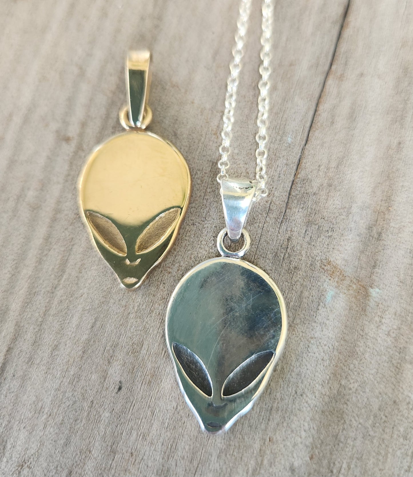 9k Alien pendant,solid 9ct gold,ufo,grey man,