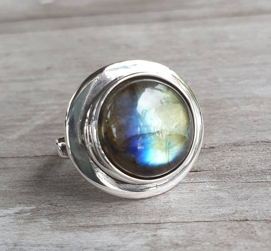 Labradorite ring,sterling silver,,chunky ring,wedding ring,blue green stone,boho,gemstone ring,handmade, retro ring,modern,industrial,signet