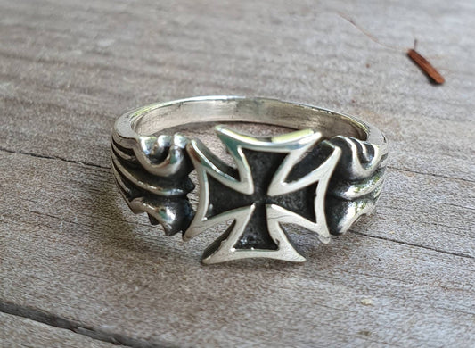 Small maltese cross ring,sterling silver,pinkie ring,even sided cross, steampunk,gothic, Celtic cross,even sided cross,knights templar,pinkie ring