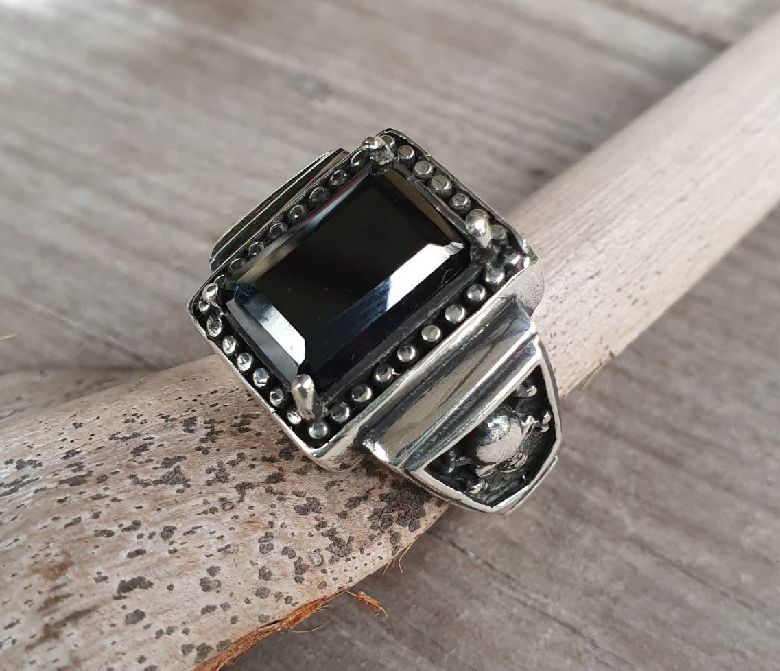 Chunky onyx signet ring,skull and cross bone,sterling silver, steampunk,gothic, punk,biker,hipster,pirate,tattoo skull,mans fashion