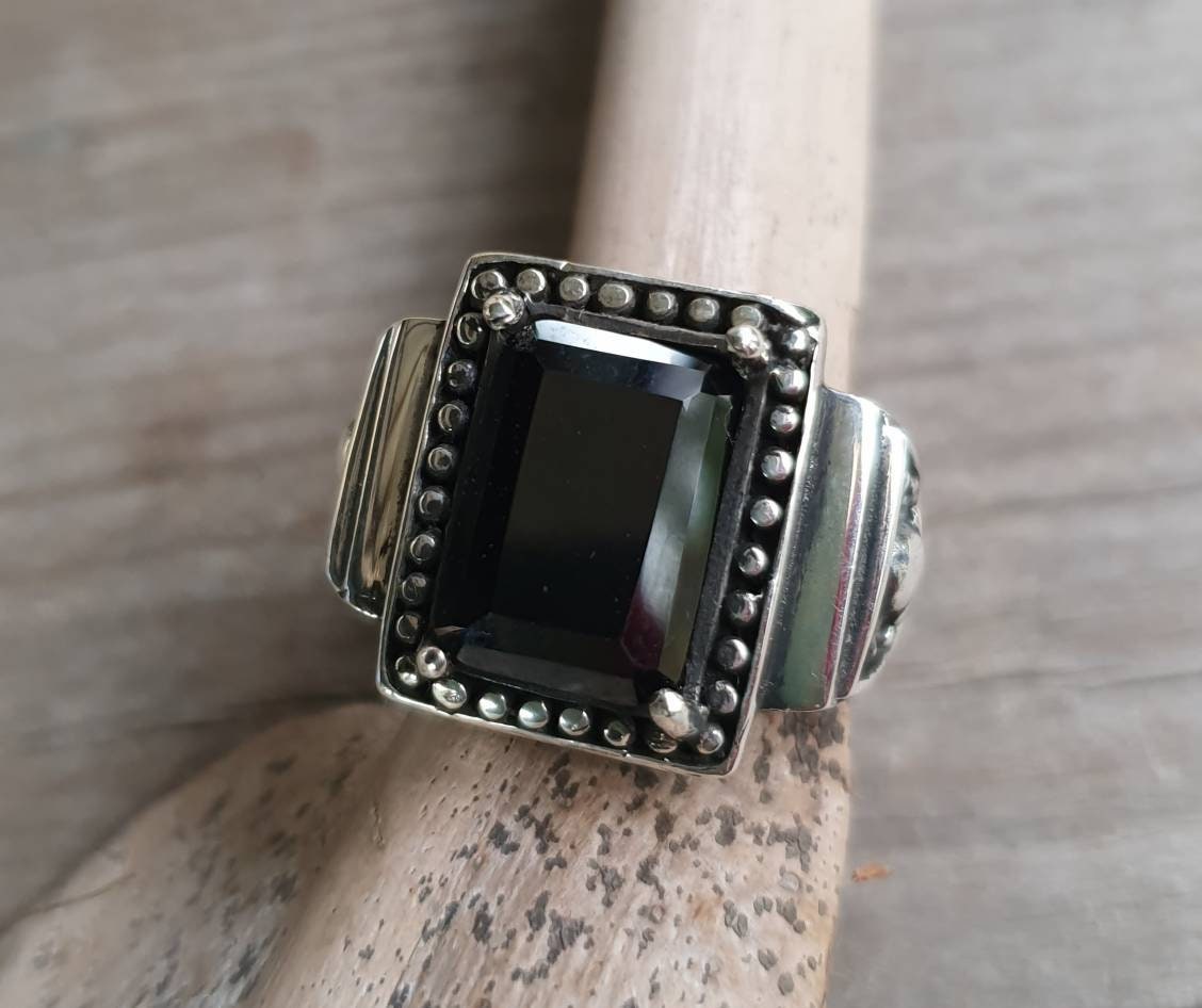 Chunky onyx signet ring,skull and cross bone,sterling silver, steampunk,gothic, punk,biker,hipster,pirate,tattoo skull,mans fashion