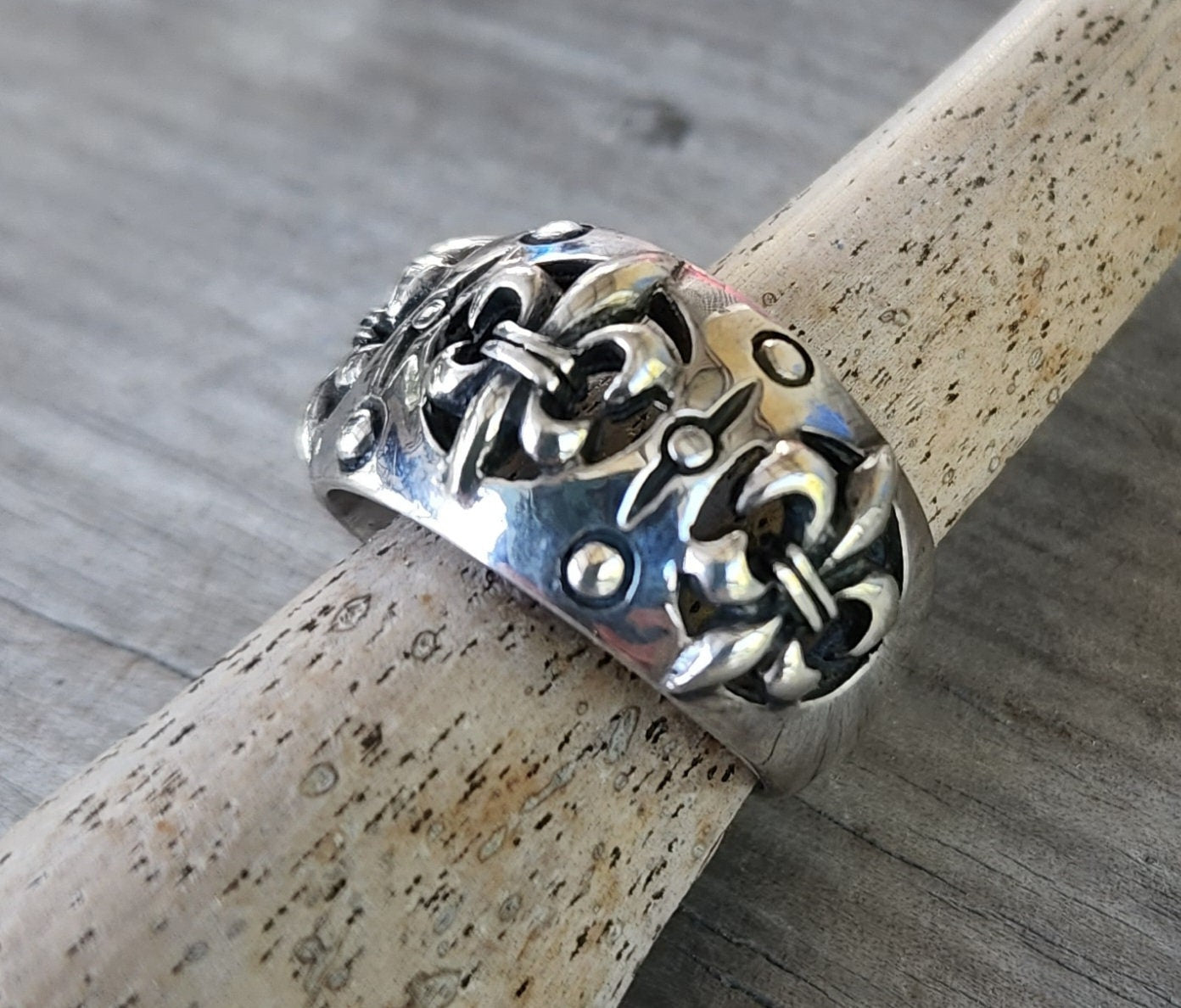 fluer de lis ring,sterling silver,vintage style,steampunk, victorian,baroque,rounded band,wedding ring,