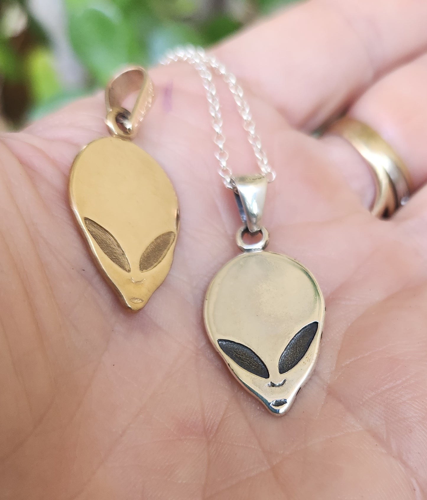 9k Alien pendant,solid 9ct gold,ufo,grey man,