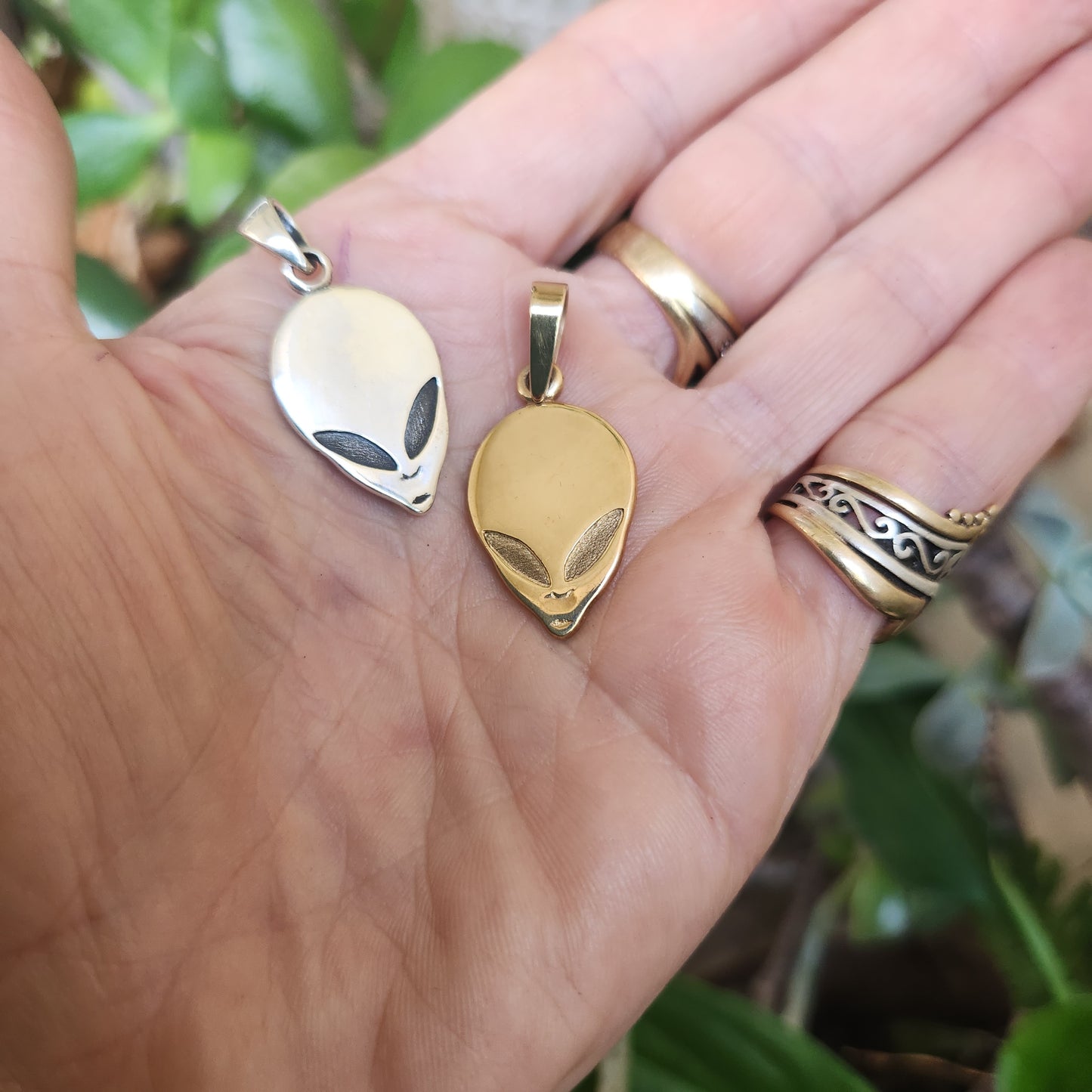 9k Alien pendant,solid 9ct gold,ufo,grey man,
