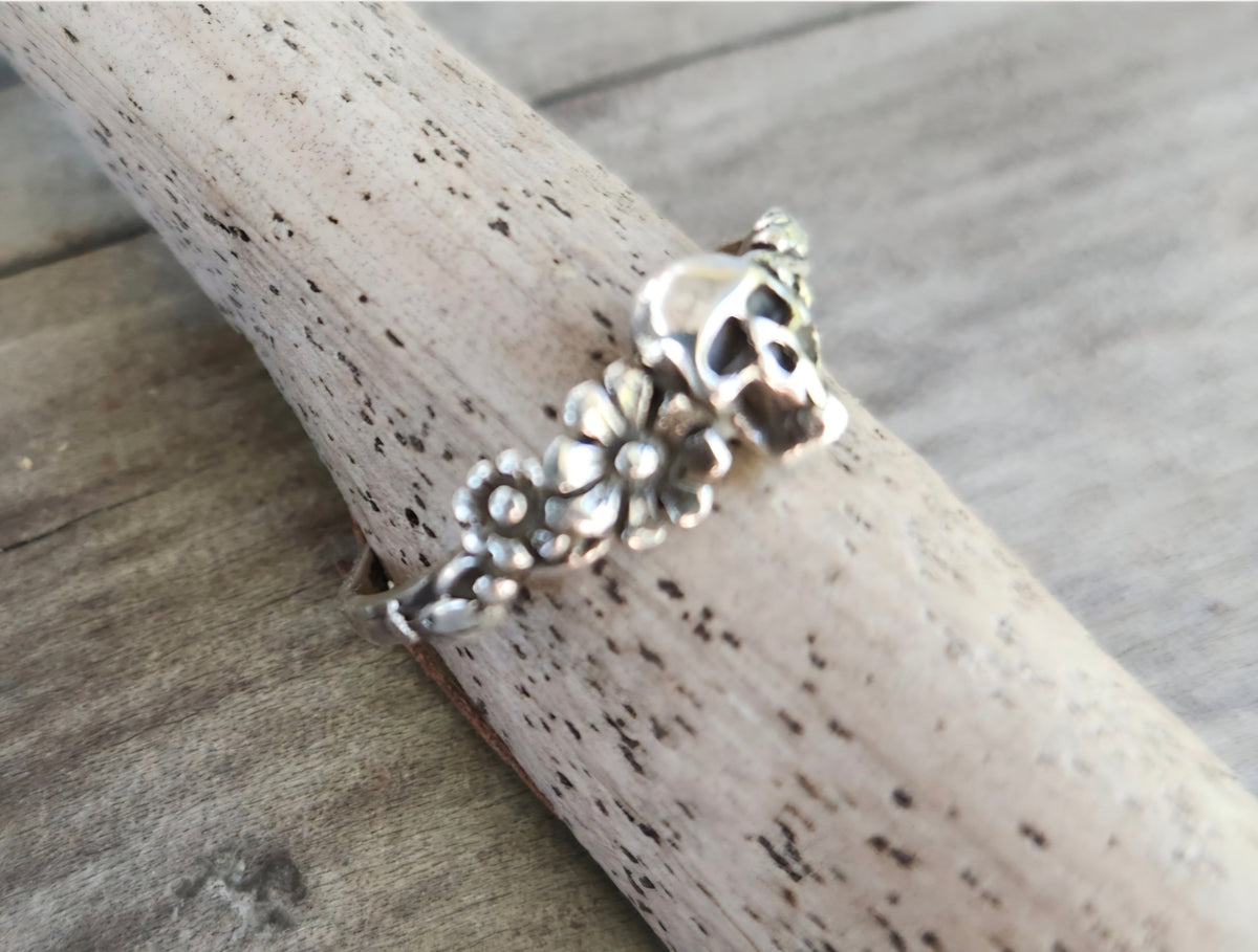 Small pinkie skull ring,925 sterling silver,tiny skull band