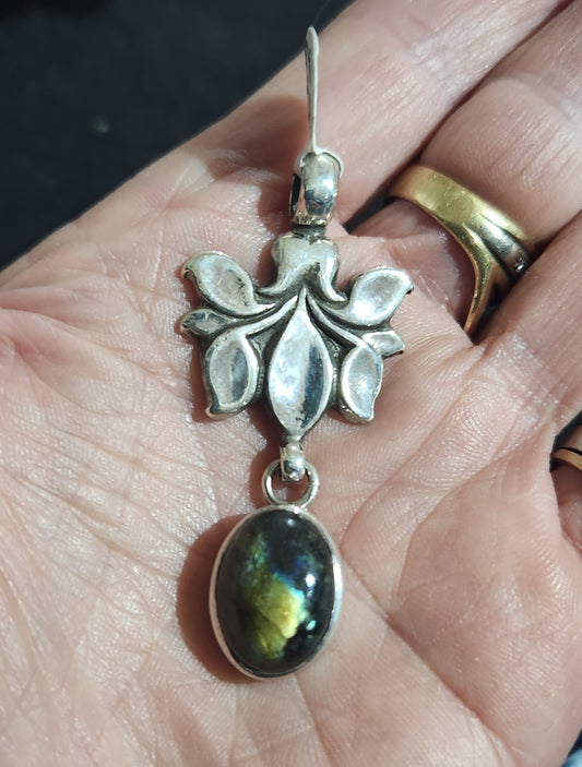 Labradorite flower pendant,925 sterling silver,flower,leaf,boho,gypsy,tribal,handmade,gemstone necklace