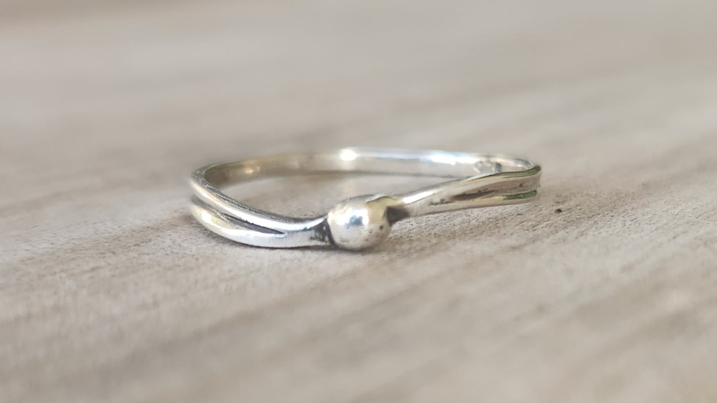 Fine silver ball ring,925 Sterling silve, dainty curved band,fine band,boho ring,thin silver ring,pinkie ring,wire ring.