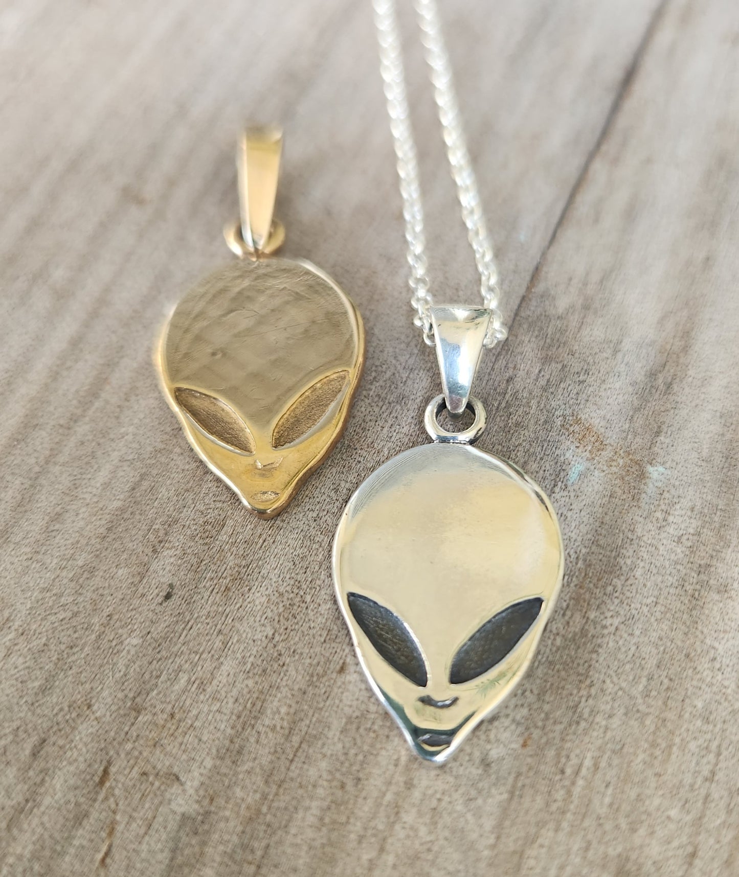 9k Alien pendant,solid 9ct gold,ufo,grey man,