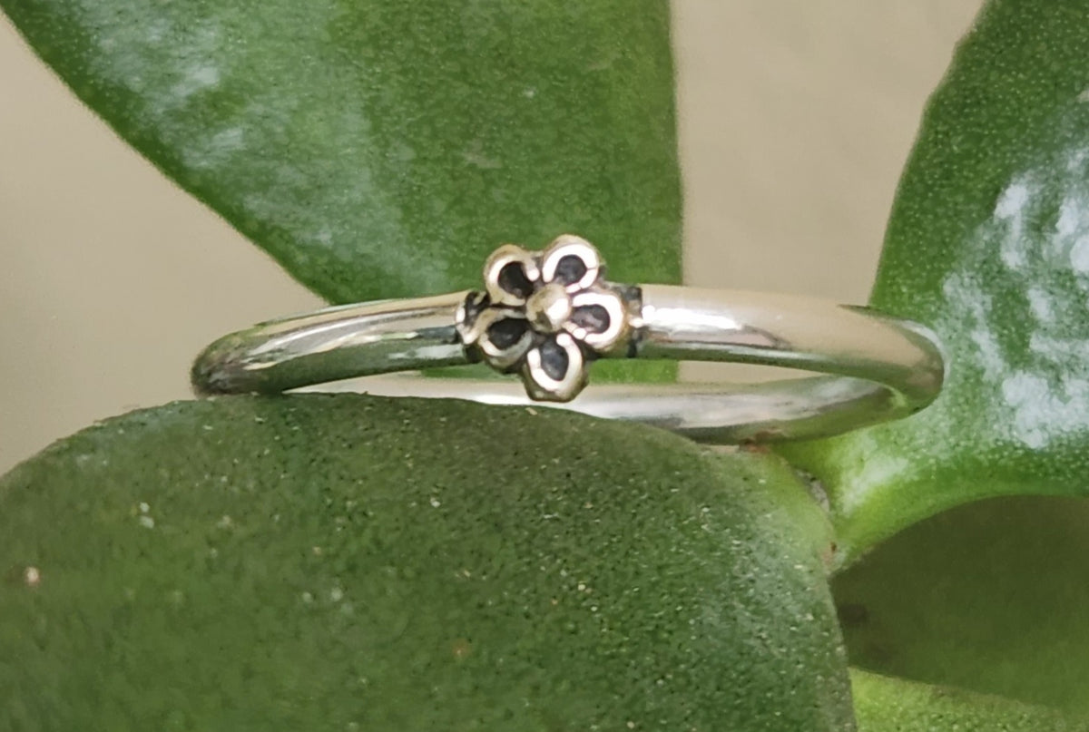 Two tone ring.9k gold flower on sterling silver band. Dainty mixed metal ring