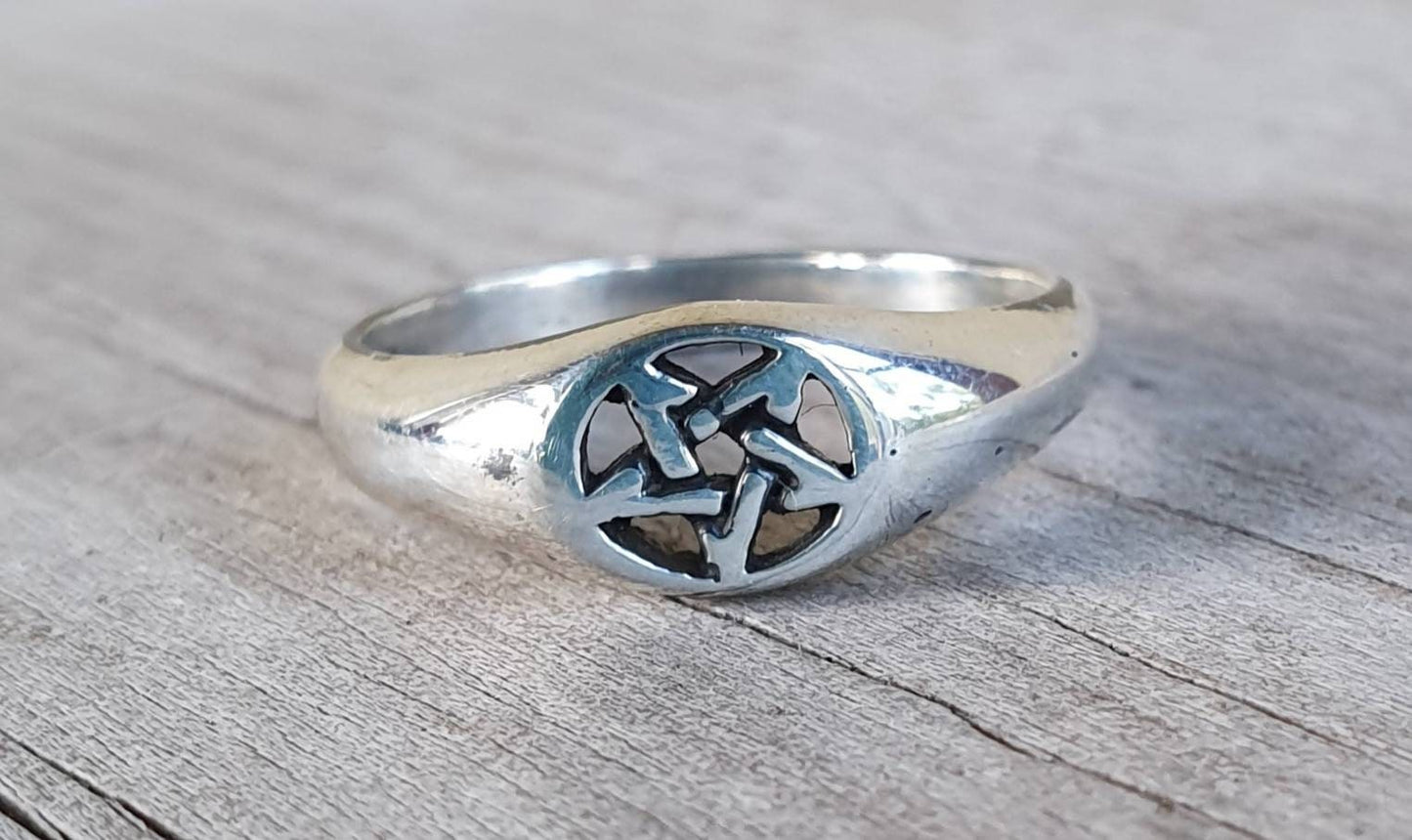 Pentagram ring,sterling silver,star,pinkie ring,occult,wiccan,witch,wizard,magic,binding,druid,boho,goth,handmade,